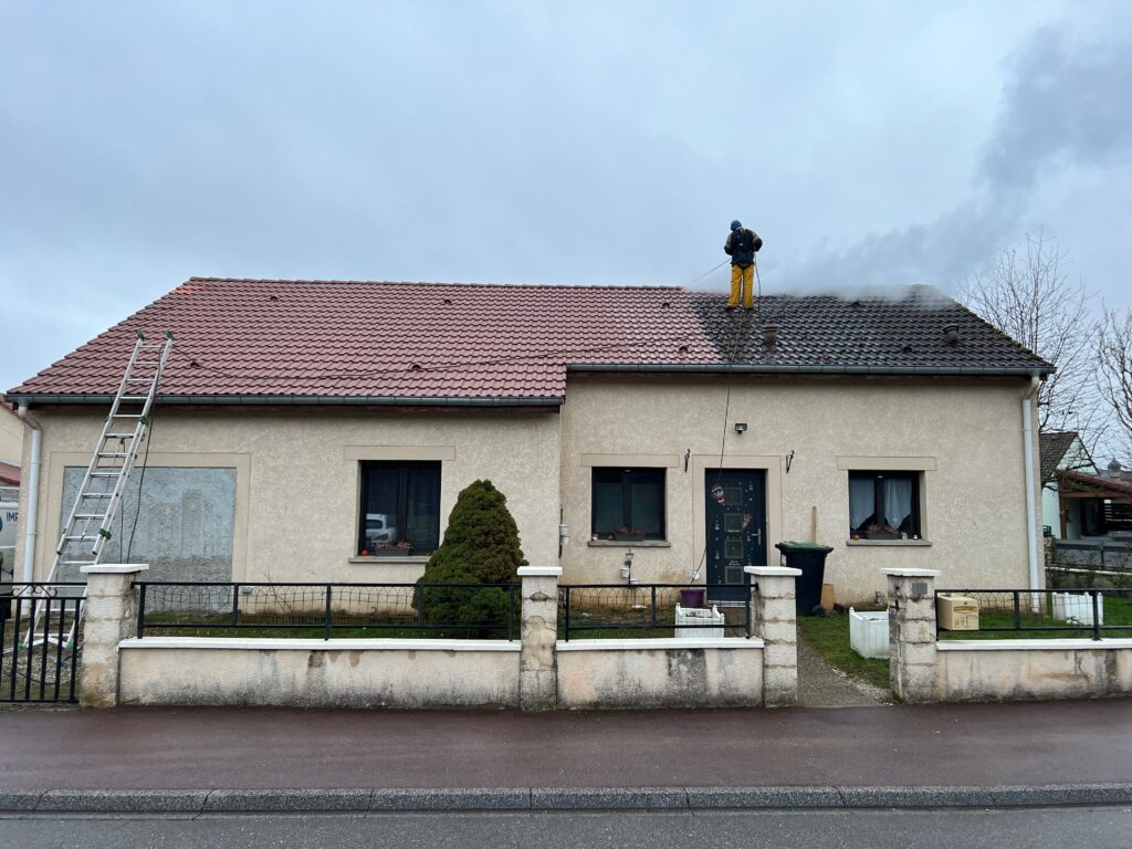 Nettoyage et démoussage d'une toiture en tuile béton - Golbey (88)