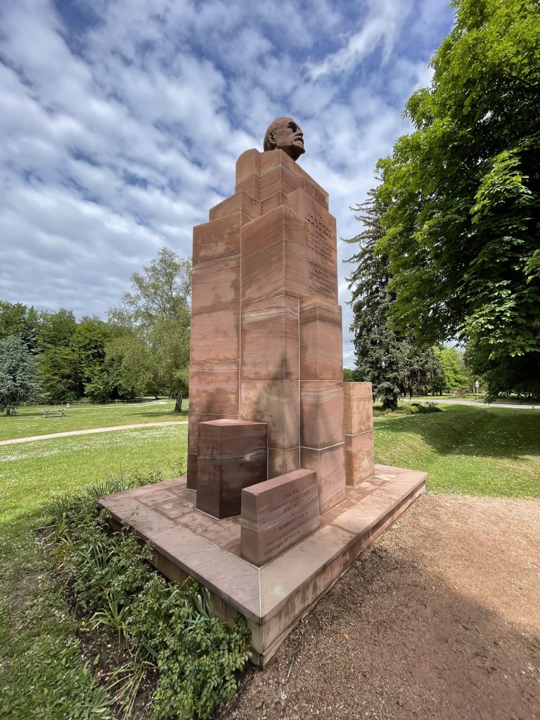 Nettoyage de statue en grès rose des Vosges à Thaon-les-Vosges (88)