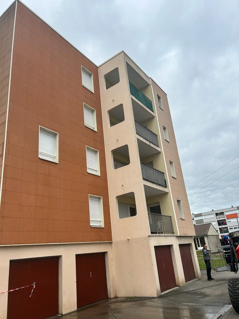 Nettoyage vapeur basse pression et imperméabilisation d'une façade pour Moselis à Amnéville (57)